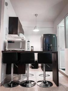 a kitchen with a counter with a microwave and a refrigerator at Depto Av Granjas Azcapotzalco in Mexico City