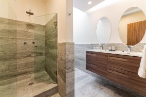 Un baño con ducha, lavabo y espejo. en Casona y Loft Merida By Escajal Homes, en Ciudad de México 119 fotos más
