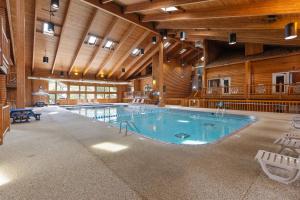 The Lodges at Breezy Point内部或周边的泳池