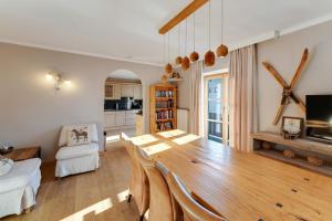 salon z drewnianym stołem i kuchnią w obiekcie Design Apartment Villa Anna Kitzbühel w mieście Kitzbühel