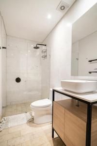 Vannituba majutusasutuses Sunny new apt in the Old City +31 fotot