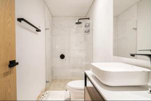Vannituba majutusasutuses Sunny new apt in the Old City