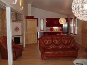 Posezení v ubytování Scandinavian Dream Cottages Vikajarvi- Rovaniemi + 37 fotografií