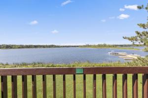 Breezy PointThe Lodges at Breezy Point的湖景木凳