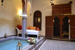 una sala de estar con una gran bañera en una casa en Riad Charik, en Marrakech