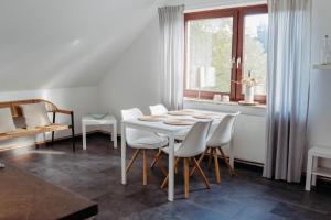 a dining room with a white table and chairs at Ferienwohnung Skandi in Bad Eilsen