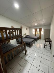 En eller flere senge i et værelse på Apaneca House