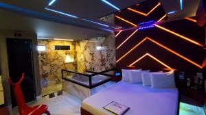 a room with a bed with lights on the wall at Prestige Motel 5 in São Paulo
