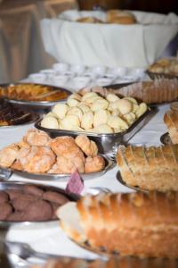 stół pełen różnych rodzajów wypieków i ciast w obiekcie Hotel Guanxi w mieście Monte Verde
