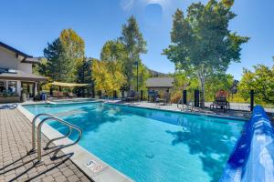 una gran piscina con un tobogán en un patio en Mtn-View Steamboat Condo Shuttle to Resort, en Steamboat Springs