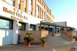 um edifício de hotel com escadas e vasos de plantas em frente em Hotel Villa Ida em Ceprano