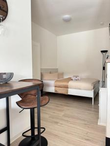 Un dormitorio con una cama, un escritorio y una mesa. en Modernes, stilvolles Apartment, en Albstadt