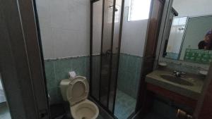 Koupelna v ubytování Miami Hotel
