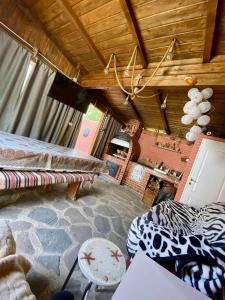 a room with a bed and a table and a couch at Casa Phoenix in Molidu