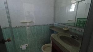 Koupelna v ubytování Miami Hotel