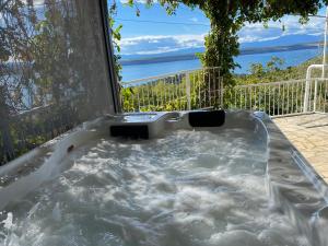jacuzzi con vistas al océano en Guest House Lili, en Dramalj