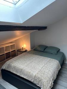 une chambre avec un grand lit dans une pièce dans l'établissement Studio Metz centre & gare, à Metz