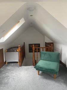 Posezení v ubytování Cosy cottage with free parking close to airport