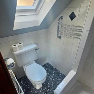Koupelna v ubytování Cosy cottage with free parking close to airport