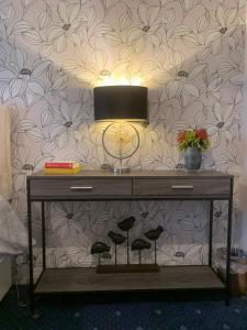 Een TV en/of entertainmentcenter bij The Lake House, Woking
