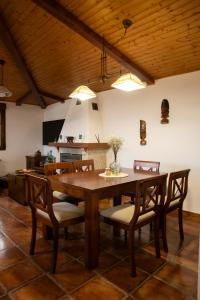 Un comedor con mesa y sillas de madera. en Villa Laudina, en Vilaboa 25 fotos más
