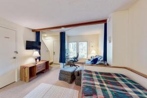 una camera da letto con un letto, una scrivania e una TV di 18 Winding Way a McHenry