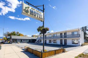 a motel sign in front of a building at City Center Motel in Hamilton