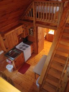 una vista sul soffitto di una cucina in una cabina di Wild Fox Cabins a The Pines