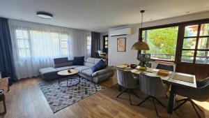 una sala de estar con un sofá y una mesa en MONTEVERDE Tamplier, en Bansko