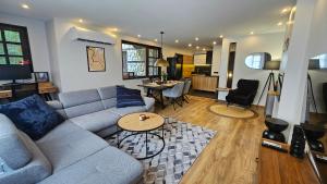 una sala de estar con un sofá y una mesa en MONTEVERDE Tamplier, en Bansko