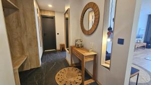 pasillo con consola y espejo en MONTEVERDE Tamplier, en Bansko 42 fotos más