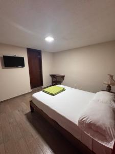 Postel nebo postele na pokoji v ubytování Hotel Casa Colonial Montufar