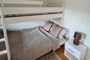 Norhern lights Luxus home -5 min AirPort-free park في ترومسو: سرير بطابقين مع وسادتين في غرفة