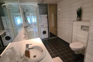 Norhern lights Luxus home -5 min AirPort-free park في ترومسو: حمام مع حوض ومرحاض +31 صورة