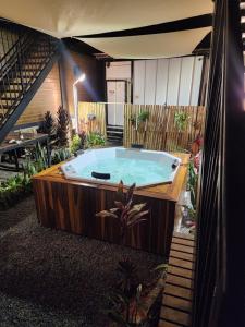 a hot tub in the middle of a yard at Pousada Vilas Boas - Suíte Casal 1 in Cavalcante