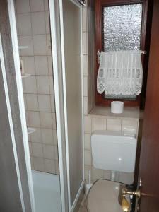 a small bathroom with a toilet and a window at Apartment Ahoi in Büsum