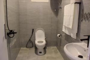 Et badeværelse på استوديو أنيق مطل على البوليفارد 205