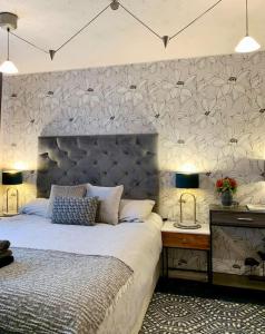 een slaapkamer met een bed en een bureau met 2 lampen bij The Lake House, Woking in Woking +37 foto's