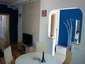 TV a/nebo společenská místnost v ubytování Apartments Pinus