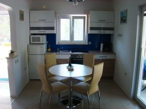 Kuchyň nebo kuchyňský kout v ubytování Apartments Pinus