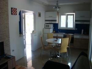 Kuchyň nebo kuchyňský kout v ubytování Apartments Pinus