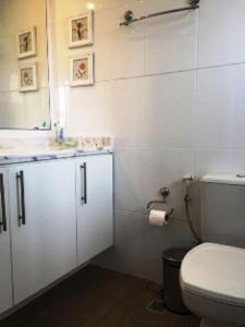 Ένα μπάνιο στο Venha Curtir suas Ferias no Condominio Pacífic