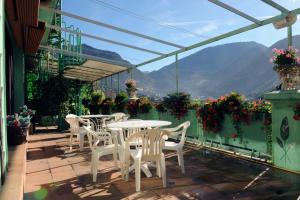 un patio con tavoli, sedie e vista sulle montagne di Hotel Jaume I ad Andorra la Vella