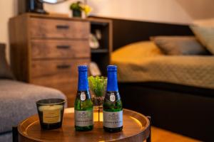 two bottles of wine on a table in a room at Großer Arber, Wandern & Sauna, Gemütliches Apartment im Nationalpark Bayerischen Wald in Lindberg
