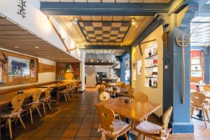 Restoran või mõni muu söögikoht majutusasutuses Hotel Kreuz Lenk