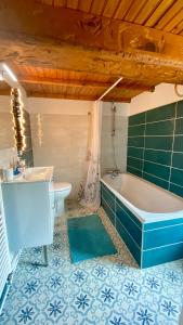 La salle de bains est pourvue d'une baignoire, de toilettes et d'un lavabo. dans l'établissement La nébuleuse, à Notre-Dame-de-lʼIsle
