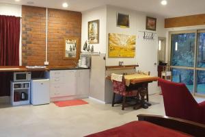 una cucina con scrivania e tavolo in una camera di Your stay starts with dinner in our home a Whanganui