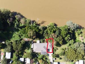 ワンガヌイにあるYour stay starts with dinner in our homeの森の中の家屋