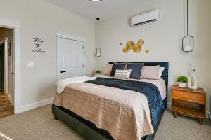 Ένα ή περισσότερα κρεβάτια σε δωμάτιο στο Cozy Campbellsville Home Near CU and Downtown!