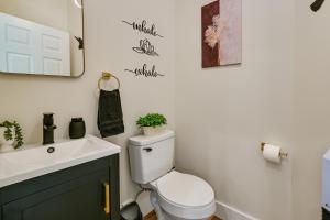 Ένα μπάνιο στο Cozy Campbellsville Home Near CU and Downtown! +19 φωτογραφίες